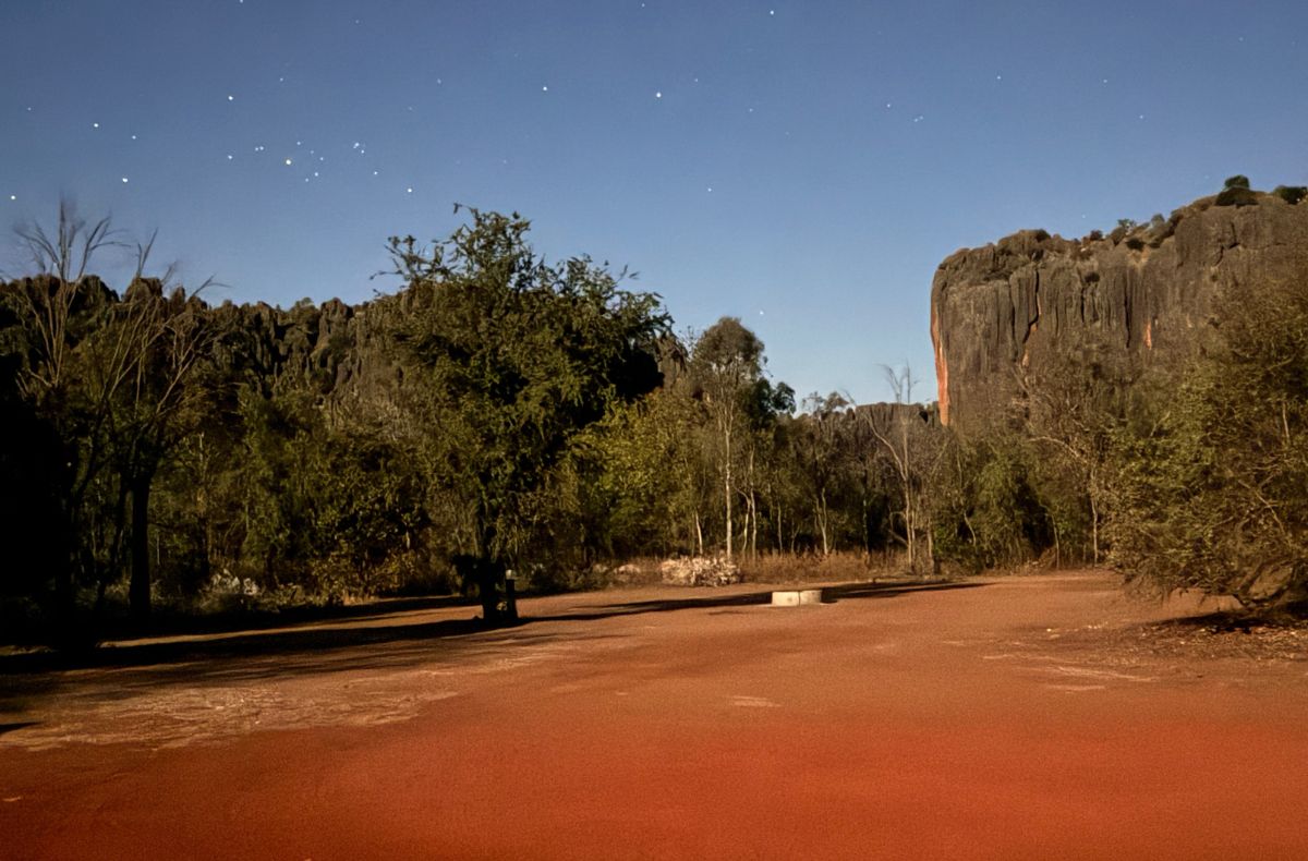 Twilight access to Windjana Gorge - Bandilngan via an empty campsite